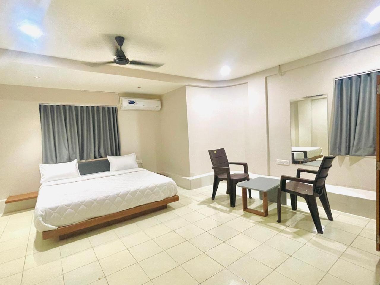 Hotel Royal Orbit Rajkot Exterior foto